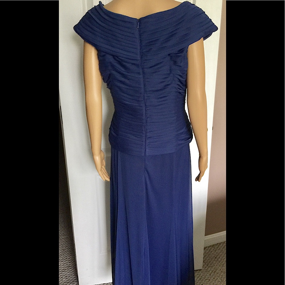 Ruched V- Neck Chiffon Dress - Picture 4 of 6